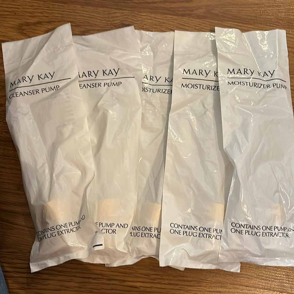 Mary Kay Cleanser pump and Moisturizer pump